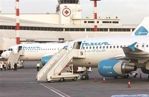 طائرتان لطيران الجزيرة تستعدان لصعود المسافرين
