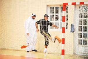 مدرب اليرموك يوسف غلوم وتبدو النرفزة عليه هاني الشمري
