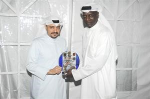 وليد الحجرف يقدم درعا لوائل القطان
