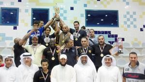 الشيخ مشعل طلال الفهد مع الفائزين بلقب البطولة
