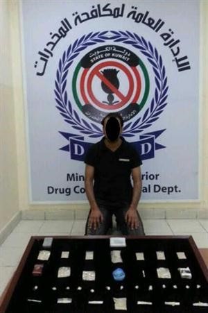 المتهم وامامه المضبوطات 