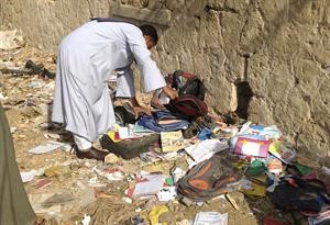  وبقايا حقائب وكتب ودفاتر الاطفال الضحايا﻿