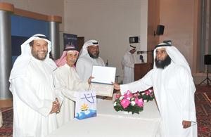 ابراهيم الصالح ونواف الدويسان يكرمان احد الائمة متين غوزال
