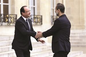 الرئيس الفرنسي فرانسوا هولاند لدى استقباله رئيس الائتلاف الوطني احمد معاذ الخطيب على مدخل الاليزيه افپ