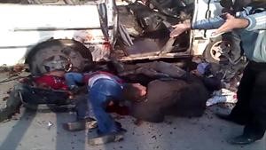 صورة عن فيديو بثها ناشطون لمدنيين قتلوا بقذيفة اطلقتها مدفعية النظام على حافلتهم في حلب امسافپ