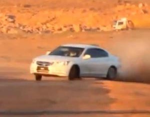 بالفيديو.. مفحط يجبر مسناً على السقوط بسيارته في حفرة 
