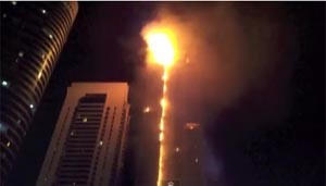 بالفيديو.. السيطرة على حريق كبير شب بأحد أبراج بحيرات جميرا من اسفله إلى اعلاه