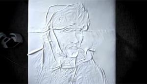 بالفيديو.. شاهد الابداع بأجمل صوره.. فنان يرسم على الشراشف بإستخدام المكواة
