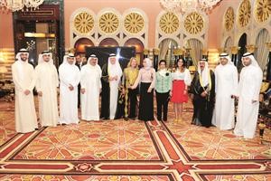 العم جواد بوخمسين وعماد بوخمسين مع سبنس ويلسون وزوجته وعدد من افراد العائلتين