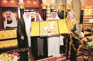 هدية تذكارية يقدمها جواد بوخمسين وعماد بوخمسين الى سبنس ويلسون وزوجته