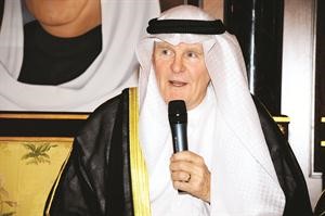 وسبنس ويلسون بالزي الوطني الكويتي يتحدث عن العلاقات بين العائلتين
