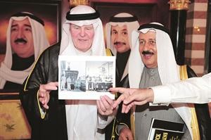 كتيب يحمل صورا تذكارية لتاريخ العلاقات والتعاون بين العائلتين
