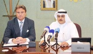 اياد الخرافي وديفيد تاجي فاروقي خلال المؤتمر﻿
