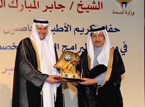 دالعبيدي يقدم درعا تذكارية لسمو الشيخ جابر المبارك﻿