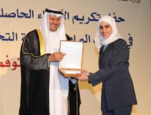 وطبيبة اخرى تتسلم تكريمها﻿