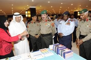 الفريق عبدالرحمن العثمان وديوسف النصف واعضاء مجلس الدفاع العسكري خلال جولة على الانشطة﻿
