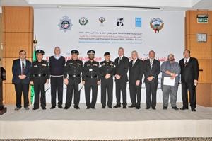 العقيد حمد المبارك يتوسط المشاركين في احتفالية اليوم العالمي لضحايا حوادث الطرق﻿