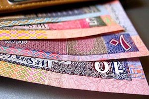 شخص يتهم زوجته بسرقة 10 دنانير من حسابه البنكي ويلاحقها بجناية تزوير في محررات بنكية
