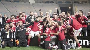 فرحة جنونية للاعبي الاهلي مع كاس دوري ابطال افريقيا 	رويترز﻿