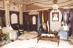 سمو ولي العهد الشيخ نواف الاحمد مستقبلا الشيخ احمد الخالد والشيخ صباح الخالد﻿