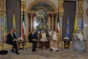 صاحب السمو الامير الشيخ صباح الاحمد خلال لقائه رئيس وزراء ايطاليا بحضور سمو ولي العهد﻿