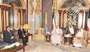 صاحب السمو الامير الشيخ صباح الاحمد خلال لقائه دعلي العبيدي ودعلاء الدين علوان ودخالد السهلاوي﻿