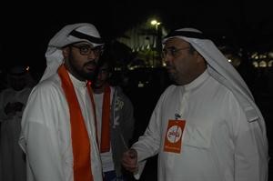 النائب السابق عبدالرحمن العنجري متحدثا الى احد الشباب