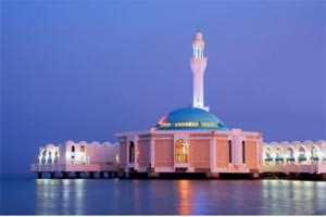 «المسجد العائم في جدة» يغري زواره وقت الغروب