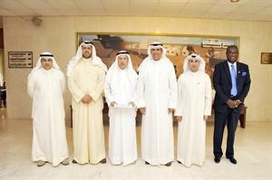 وليد الياقوت يسلم شيك التبرع للهلال الاحمر﻿