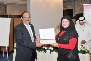 دخالد الصالح مكرما الزميلة حنان عبدالمعبود متين غوزال
