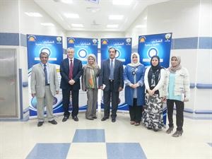 لقطة جماعية للدكتور علاء علوان متوسطا درحاب الوطيان ودطارق الجسار ودقيس الدويري ورئيسة المركز
