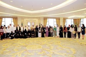 سمو رئيس الوزراء الشيخ جابر المبارك خلال لقائه المشاركين في ملتقى الصحافيات في مجلس التعاون بحضور الشيخ محمد العبدالله