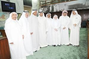 جانب من الاعضاء مع مدير عام البلدية والمستشار القانوني فريال حماد
