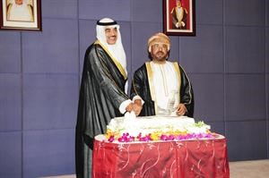 الشيخ صباح الخالد مشاركا في قطع كعكة الاحتفال