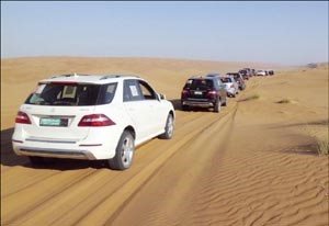 سرب من مركبات SUV يتجه الى جبال السيفة لتجربة قيادة السيارات في المناطق الصخرية
