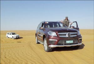 الزميل علي رباح خلال تجربة قيادة سيارة GL الرائدة بـ 7 مقاعد على الرمال الصحراوية في سلطنة عمان