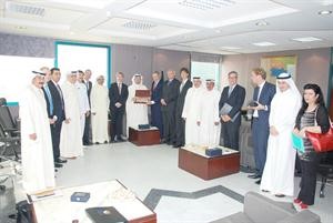 الشيخ دصباح جابر العلي يقدم درعا تذكارية الى احمد ابوطالب بحضور الوفد الزائر
