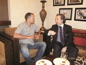 الزميل عبدالحميد الخطيب اثناء حديثه مع الكيالي﻿