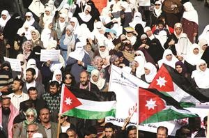 متظاهرون اردنيون في عمان امس رويترز