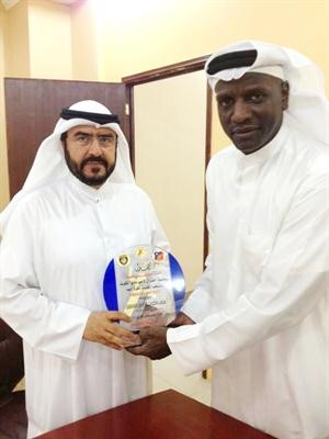 النائب السابق سعدون حماد يتسلم درعا من الحجرف