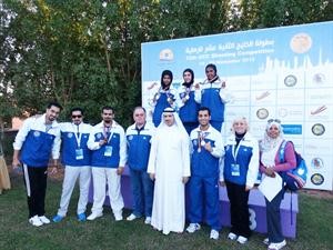 عبيد العصيمي مع لاعبي الكويت على منصة التتويج