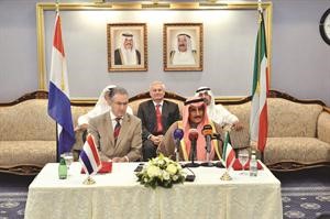 الشيخ دابراهيم الدعيج خلال توقيع الاتفاقية مع احمد ابوطالب﻿