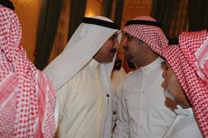 سعد الخنفور يتلقى تحية من احد الناخبين﻿