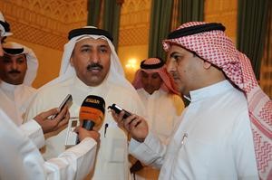  الخنفور متحدثا للصحافيين ويبدو الزميل حمد العنزي﻿