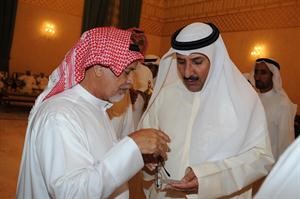 الخنفور مستمعا لاحد الناخبين﻿
