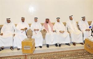 مبارك الخرينج متوسطا الحاضرين بديوانه مساء امس الاول﻿