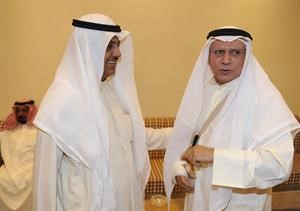 مبارك الخرينج خلال استقباله احد الناخبين﻿