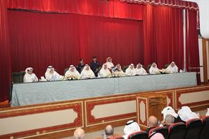 رئيس واعضاء اللجنة العليا للانتخابات خلال المؤتمر الصحافي﻿