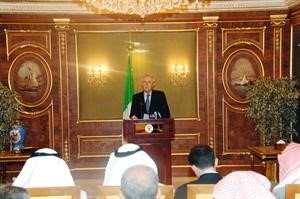 رئيس وزراء ايطاليا ماريو مونتي خلال المؤتمر الصحافي