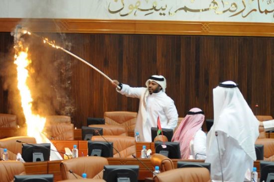 نائب بحريني يحرق العلم الإسرائيلي خلال انعقاد جلسة نيابية  وصورة طفلة غزاوية تدرس في العتمة تدوي على تويتر 